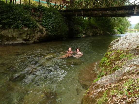 Depois da trilha, um merecido e gelado banho em um rio no final da descida do Pico Duarte, na República Dominicana